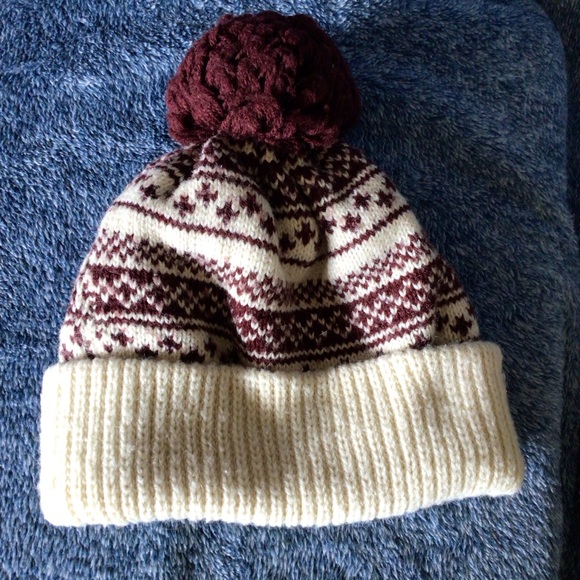 Etienne Aigner winter hat with Pom Pom - Picture 2 of 7
